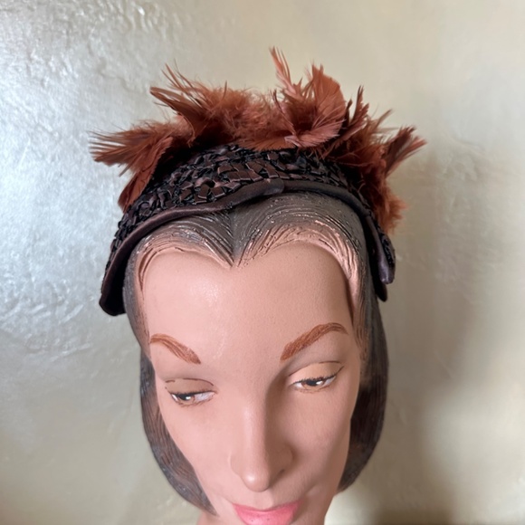 CHARMING 1950\'s BROWN/BLACK STRAW/FABRIC/SEQUIN CAP + RUST FEATHERS main image 9